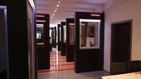Fenster in der Ausstellung von Schneiders Bauelemente in Koblenz